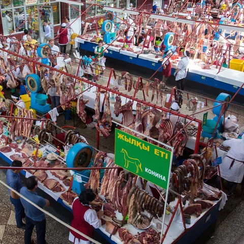Étals de viande de cheval au bazar, Kirghizistan — Nicolas Marincic