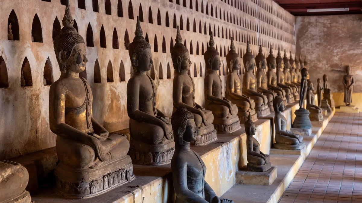 Row of Buddhas in the cloister of Wat Si Saket, Vientiane, Laos — Nicolas Marincic