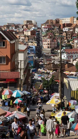 Analakely market street with colourful umbrellas, Antananarivo, Madagascar — Nicolas Marincic