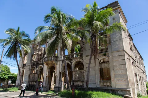 Ruined colonial building among palms, Diego Suarez, Madagascar — Nicolas Marincic