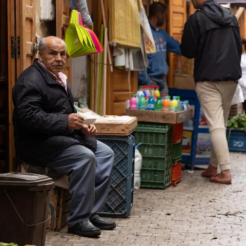 Elderly shopkeeper in the souk, Rabat medina, Morocco — Nicolas Marincic
