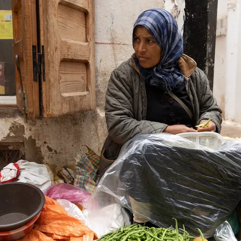 Woman selling vegetables in the souk, Rabat medina, Morocco — Nicolas Marincic
