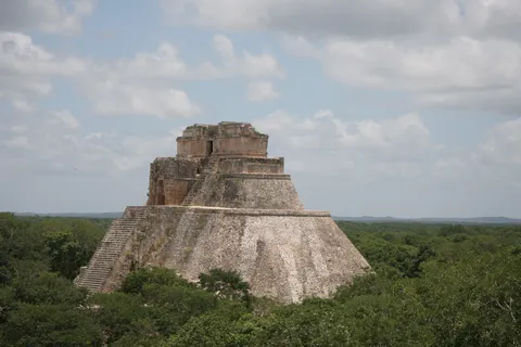 Pyramide du Devin depuis la Grande Pyramide, Uxmal, Mexique — Nicolas Marincic