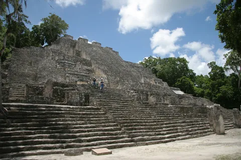 Great Maya pyramid rising from the jungle, Mexico — Nicolas Marincic
