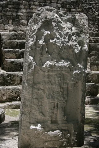 Weathered Maya stela at the foot of a stairway, Mexico — Nicolas Marincic