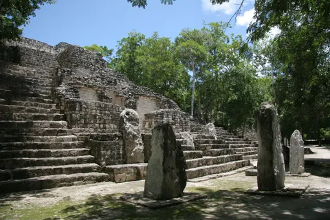 Stèles devant un temple, Calakmul, Mexique — Nicolas Marincic