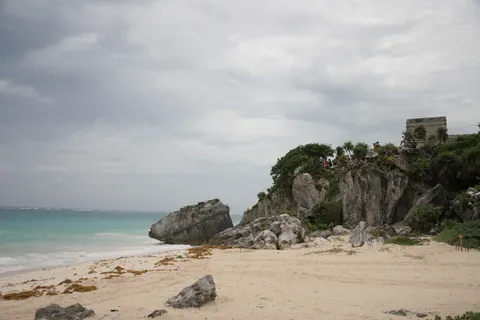 Le Castillo au-dessus de la plage, Tulum, Mexique — Nicolas Marincic