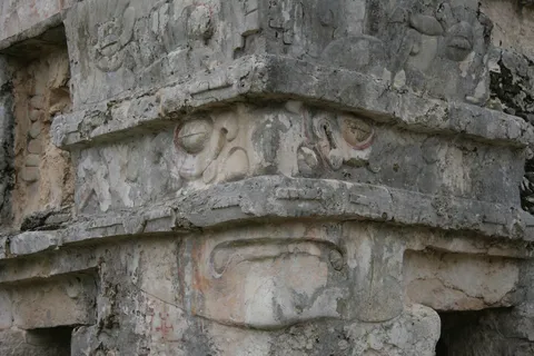Stucco reliefs on the corner of a Maya temple, Mexico — Nicolas Marincic