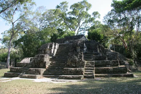Small restored pyramid in the forest, Guatemala — Nicolas Marincic