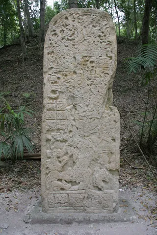 Carved Maya stela in the forest, Guatemala — Nicolas Marincic