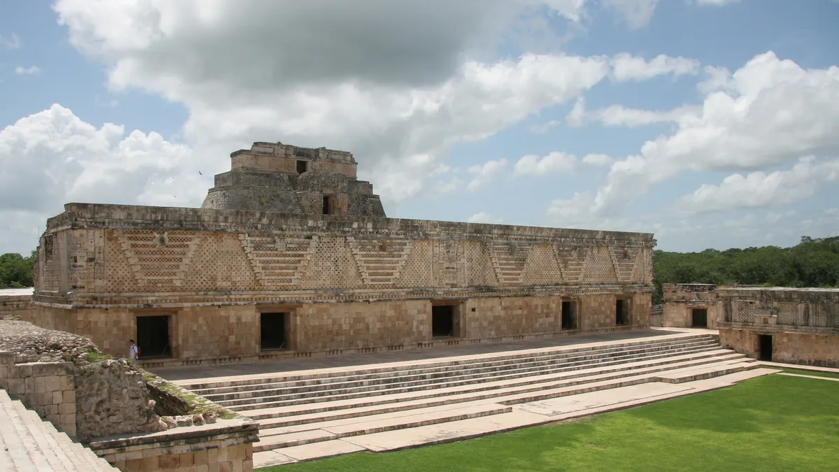 Quadrilatère des Nonnes et pyramide du Devin, Uxmal, Mexique — Nicolas Marincic