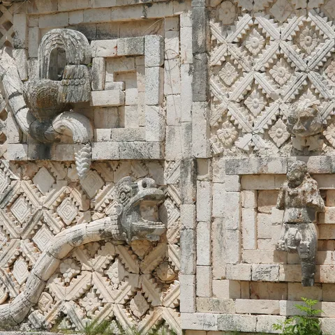 Mosaïque Puuc, serpent et grecques, quadrilatère des Nonnes, Mexique — Nicolas Marincic