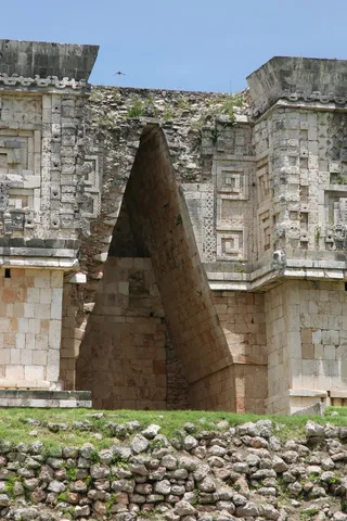 Arc à voûte en encorbellement, Uxmal, Mexique — Nicolas Marincic