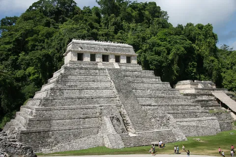 Temple des Inscriptions vu depuis le Palais, Palenque, Mexique — Nicolas Marincic