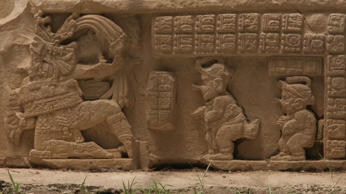 Linteau sculpté de glyphes et de personnages, Yaxchilán, Mexique — Nicolas Marincic