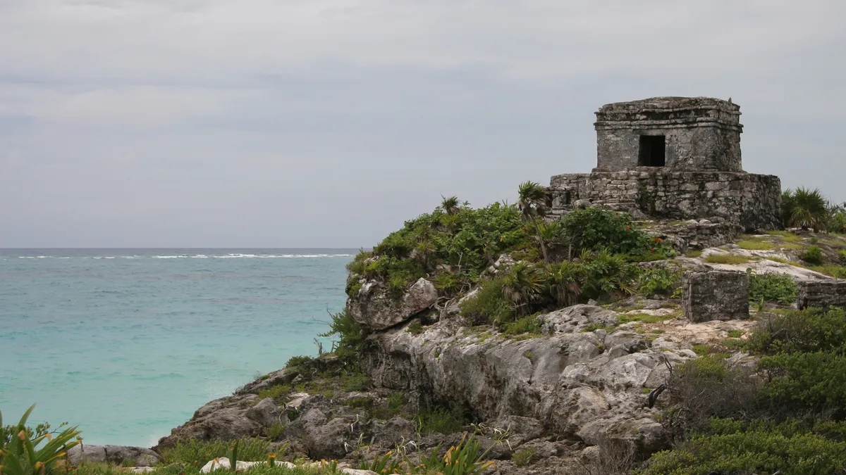 Temple du Dieu du Vent sur la falaise, Tulum, Mexique — Nicolas Marincic