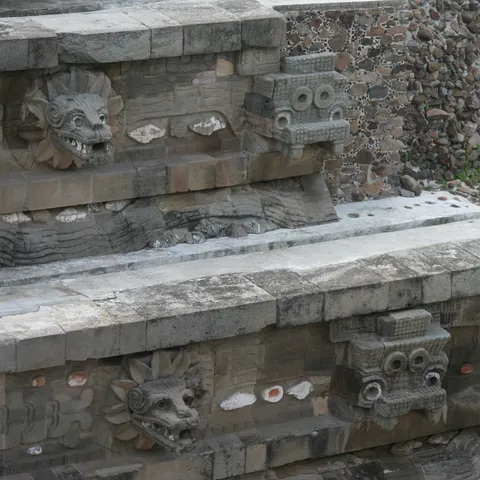 Têtes du Serpent à plumes, Teotihuacán, Mexique — Nicolas Marincic