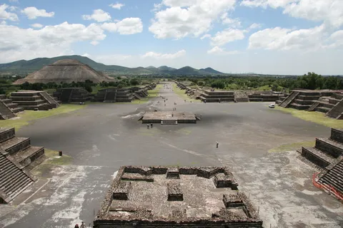 Allée des Morts depuis la pyramide de la Lune, Teotihuacán, Mexique — Nicolas Marincic