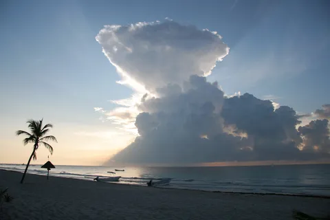 Nuage d’orage au-dessus de la plage, Mexique — Nicolas Marincic