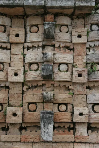 Façade aux masques du Codz Poop, Kabah, Mexique — Nicolas Marincic