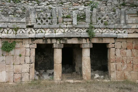 Puuc façade with colonnettes, Labná, Mexico — Nicolas Marincic