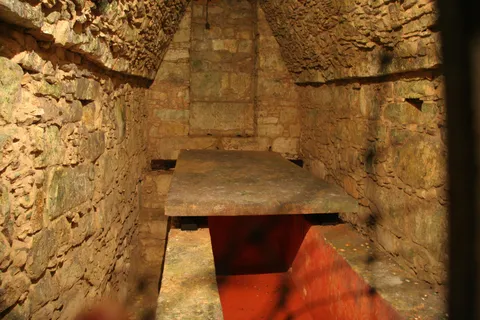 Maya burial chamber with a red sarcophagus, Mexico — Nicolas Marincic