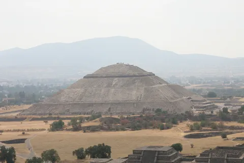 Pyramide du Soleil depuis celle de la Lune, Teotihuacán, Mexique — Nicolas Marincic