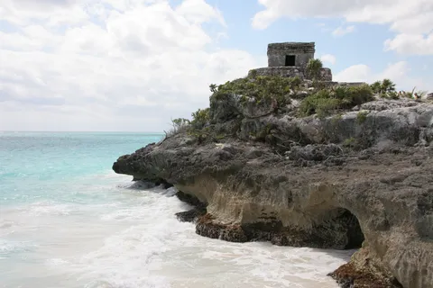 Temple du Dieu du Vent au-dessus de la mer des Caraïbes, Tulum, Mexique — Nicolas Marincic