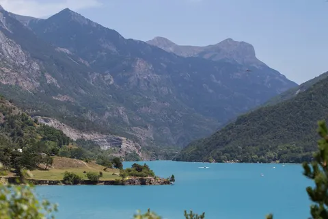 Turquoise alpine lake below the mountains, France — Nicolas Marincic