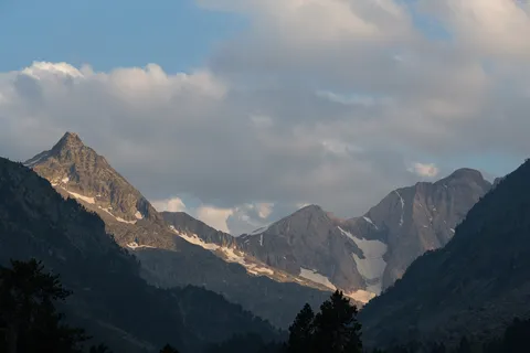 Pyrenean peaks in evening light, France — Nicolas Marincic