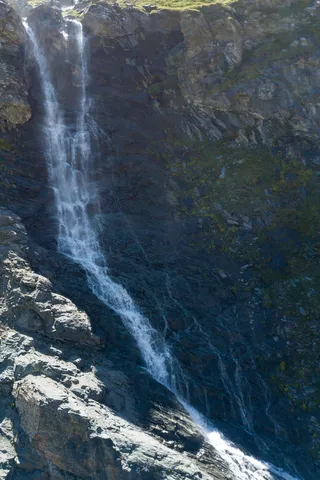 Tall ribbon waterfall on a dark cliff, France — Nicolas Marincic