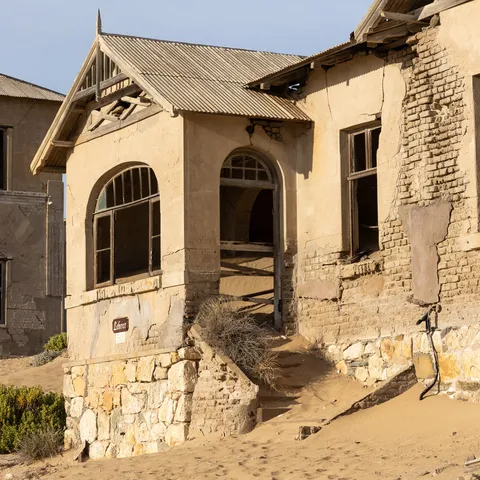 Crumbling house with a bay window, Kolmanskop, Namibia — Nicolas Marincic