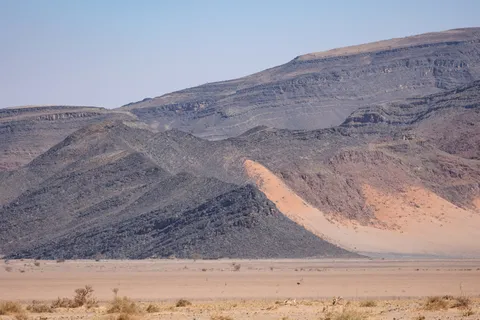 Flanc de montagne saupoudré de sable, Namib-Naukluft, Namibie — Nicolas Marincic
