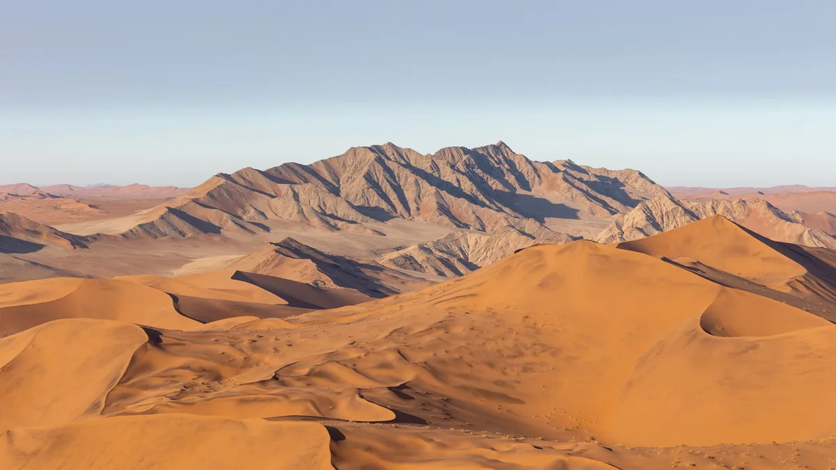 Dunes rouges devant un massif rocheux sombre, Sossusvlei, Namibie — Nicolas Marincic