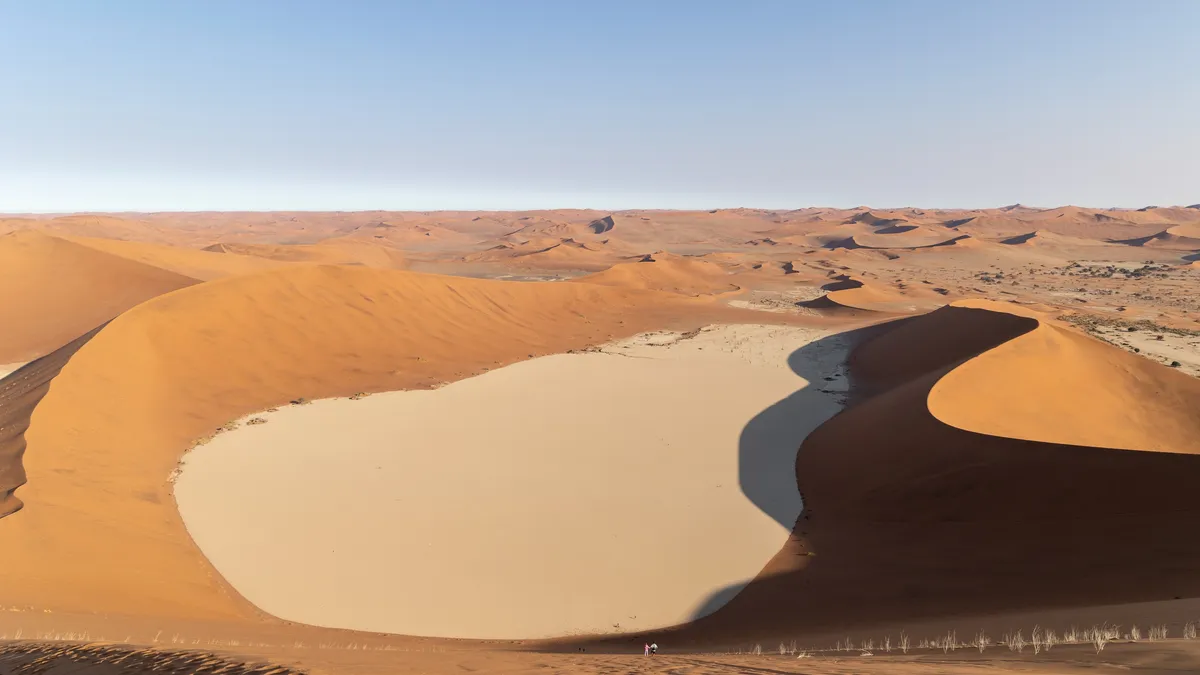 Pan d’argile blanche entre les dunes orangées, Sossusvlei, Namibie — Nicolas Marincic