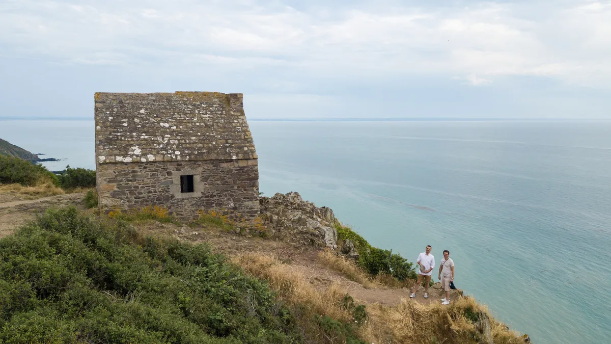 Cabane Vauban sur la falaise de Carolles, France — Nicolas Marincic