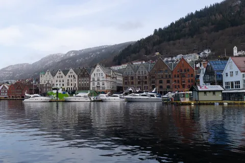 Quai de Bryggen de l’autre côté du port, Bergen, Norvège — Nicolas Marincic