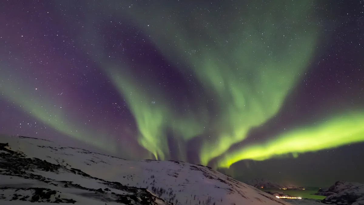 Aurore boréale sur les collines enneigées, Troms, Norvège — Nicolas Marincic