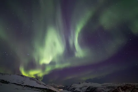 Rideaux d’aurore boréale au-dessus des montagnes, Norvège — Nicolas Marincic