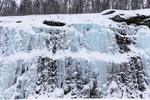 Cascade gelée dans la neige, Norvège — Nicolas Marincic