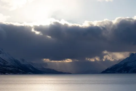 Nuages d’orage et lumière sur le fjord, Troms, Norvège — Nicolas Marincic