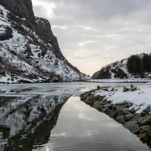 Falaise reflétée dans un chenal calme, Lofoten, Norvège — Nicolas Marincic