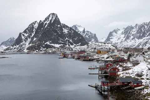 Village de Reine et ses sommets de l’autre côté de la baie, Norvège — Nicolas Marincic