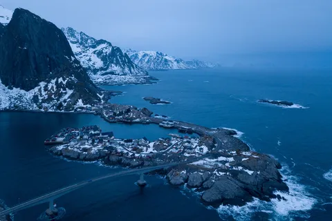 Îlots de Reine à l’heure bleue vus du ciel, Lofoten, Norvège — Nicolas Marincic