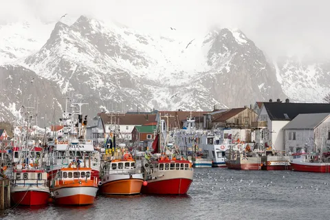 Bateaux de pêche colorés dans le port enneigé, Lofoten, Norvège — Nicolas Marincic