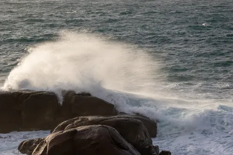 Vague explosant sur les rochers, Lofoten, Norvège — Nicolas Marincic