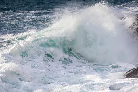 Vague turquoise déferlante, Lofoten, Norvège — Nicolas Marincic