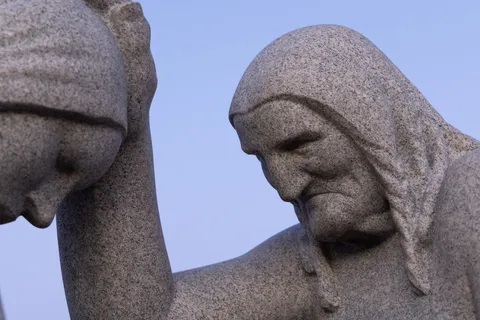 Vieille femme sculptée dans le granit, parc Vigeland, Norvège — Nicolas Marincic