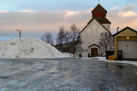 Église blanche dans la neige, Norvège — Nicolas Marincic