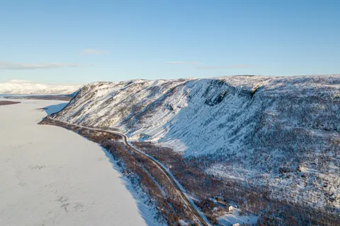 Crête enneigée au-dessus d’un lac gelé, Finnmark, Norvège — Nicolas Marincic